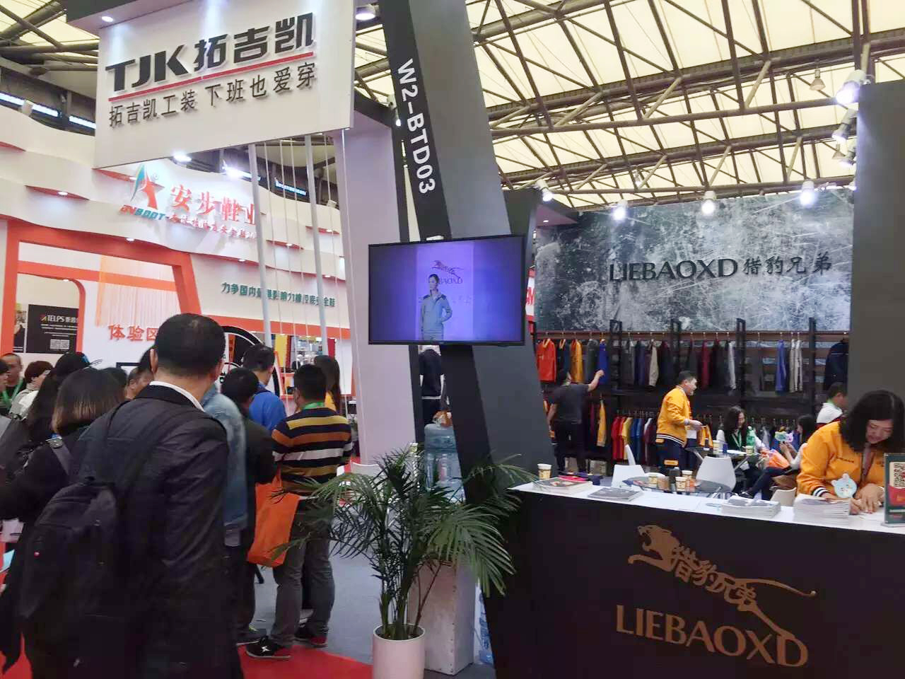 　人氣爆棚的拓吉凱展區(qū)